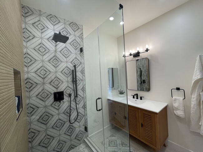 Sophisticated Master Bath - 4315 Redwood Ave