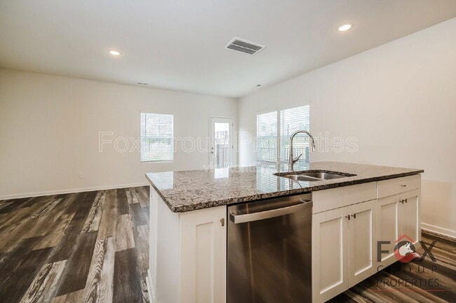 Building Photo - 108 Blakeslee Ct