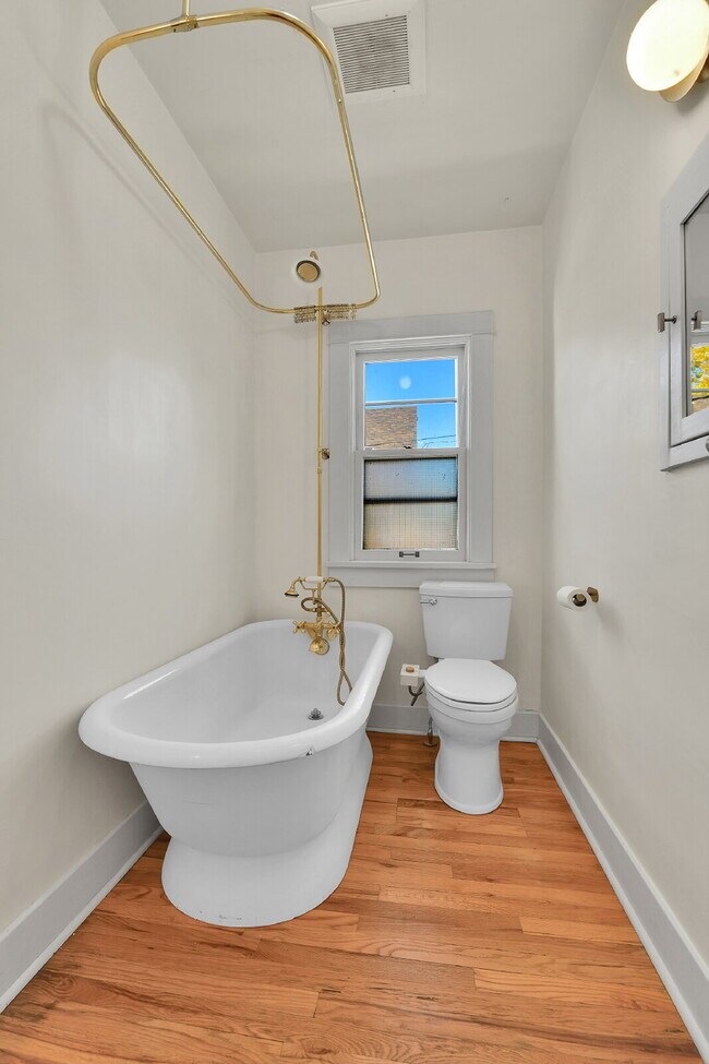 Building Photo - $2,600.00, 1 bed + non-conforming room, 1 ...