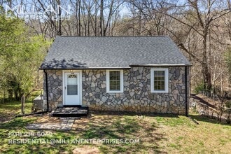 Building Photo - Great Location with Easy Access to Fort Campbell & Downtown