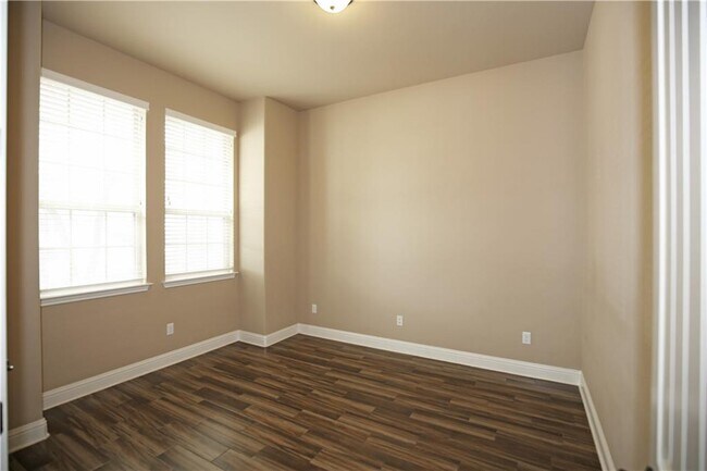 Building Photo - 400 Cheyenne Ln