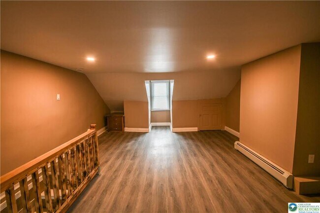 Building Photo - 459 Linden St