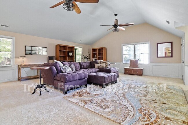 Building Photo - 2113 Hamrick Dr