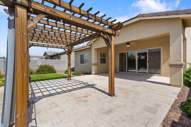 Building Photo - Beautiful 3 bedroom plus den!