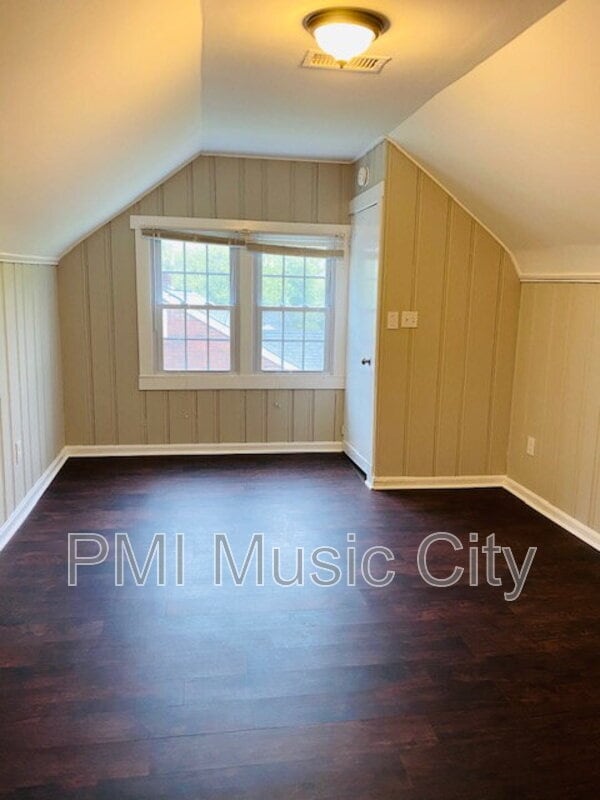 Building Photo - 215 Robinwood Ave