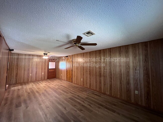 Building Photo - 204 Wolf Ln
