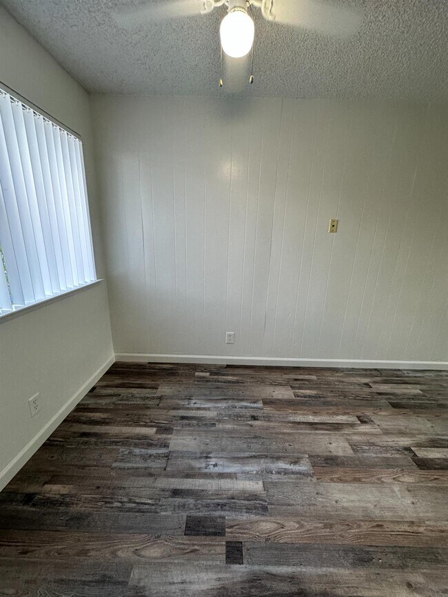 Building Photo - 1069 Cherry Ln