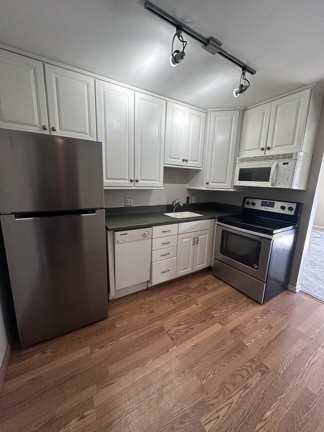 Building Photo - 1155 Charter Oak Ln