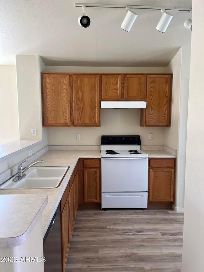 Building Photo - 1744 E Robin Ln