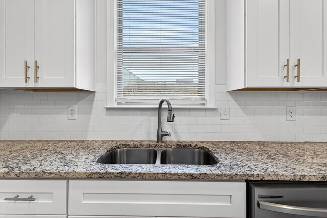 Building Photo - 4 BEDROOM SINGLE FAMILY HOME IN BRASELTON!