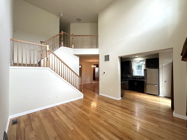 Building Photo - 3 bedrooms, 2.5 bathrooms