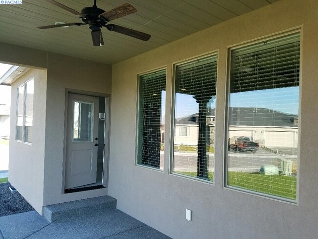 Building Photo - Newer Construction Townhouse in Horn Rapids