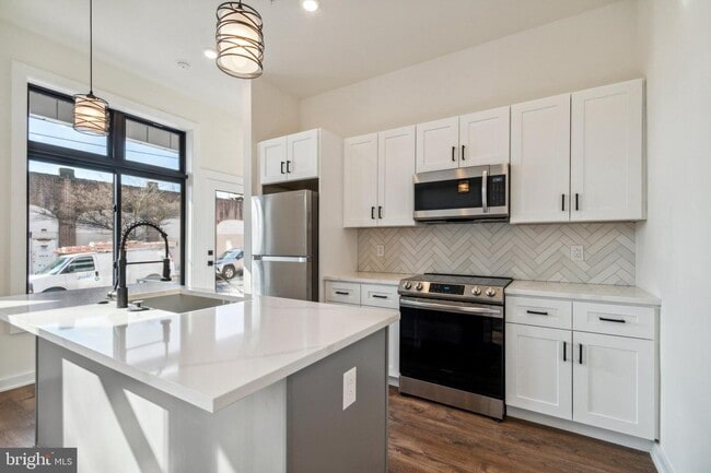 Building Photo - 6211 Woodbine Ave