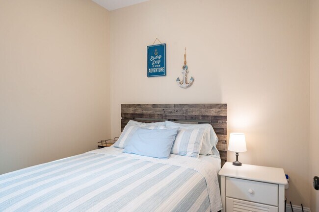 Building Photo - FURNISHED OFF-SEASON MONTHLY RENTAL-STARTING DECEMBER