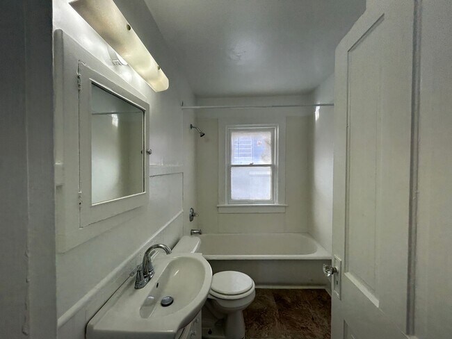 Building Photo - ET1608 E 12th St