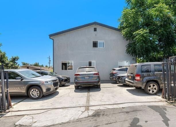 Building Photo - 2435 Lancaster Ave