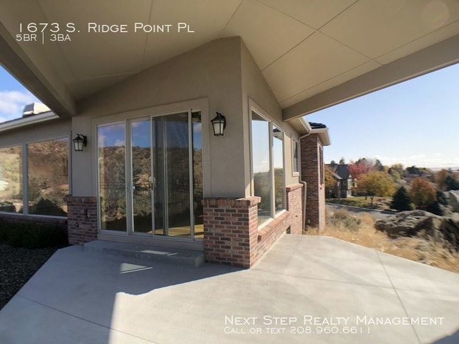 Building Photo - 5 bed 3 bath - Right Next to Table Rock