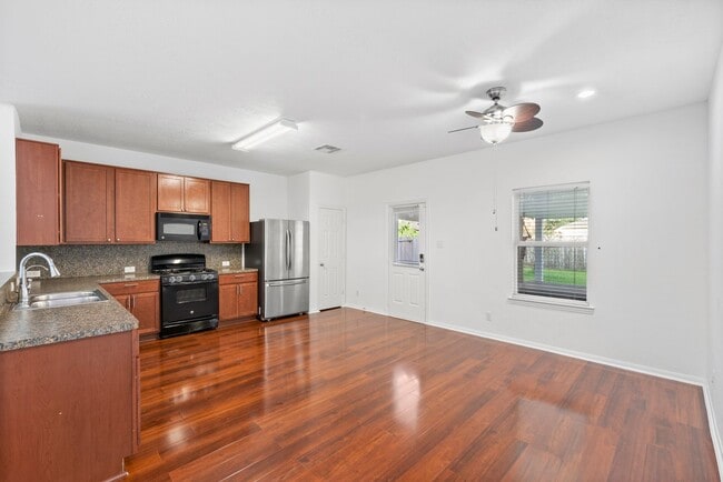 Building Photo - Comfort and Convenience in This Bay Colony Pointe Beauty