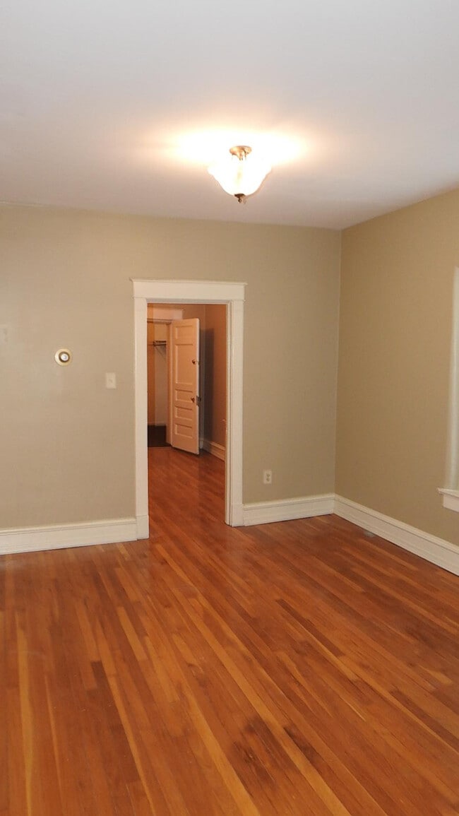 Building Photo - Cozy 1 bedroom and 1 bath apartment with a little office room apartment downtown, located on E 26...