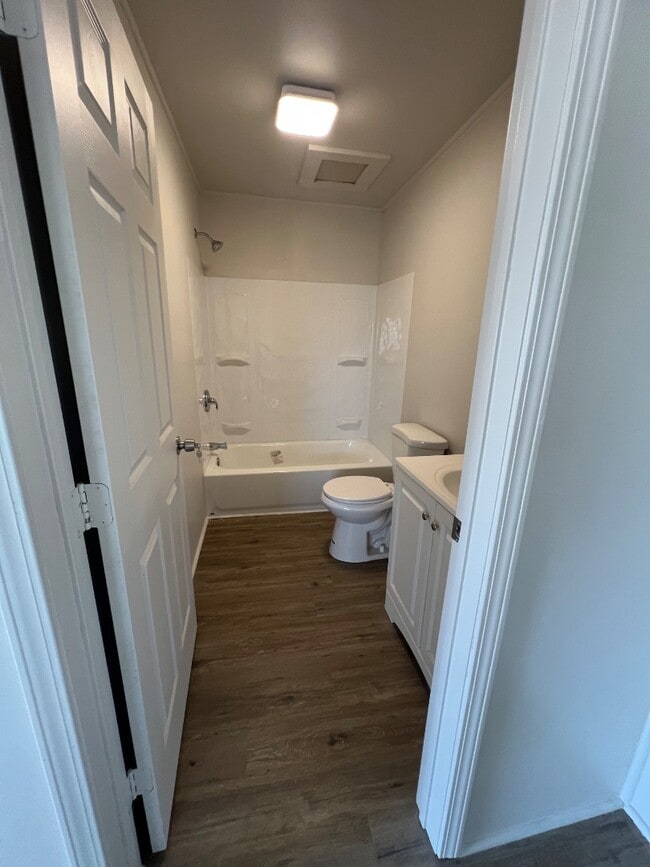 Building Photo - 724 W 1st Ave