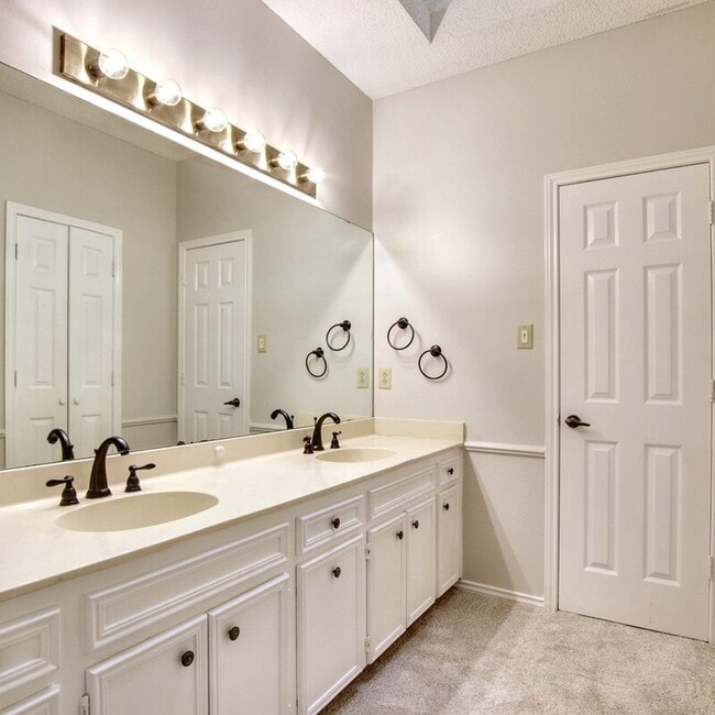 Building Photo - 5725 Ridgerock Ct