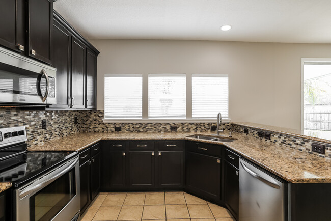 Building Photo - Large 3 Bedroom Jacksonville Home