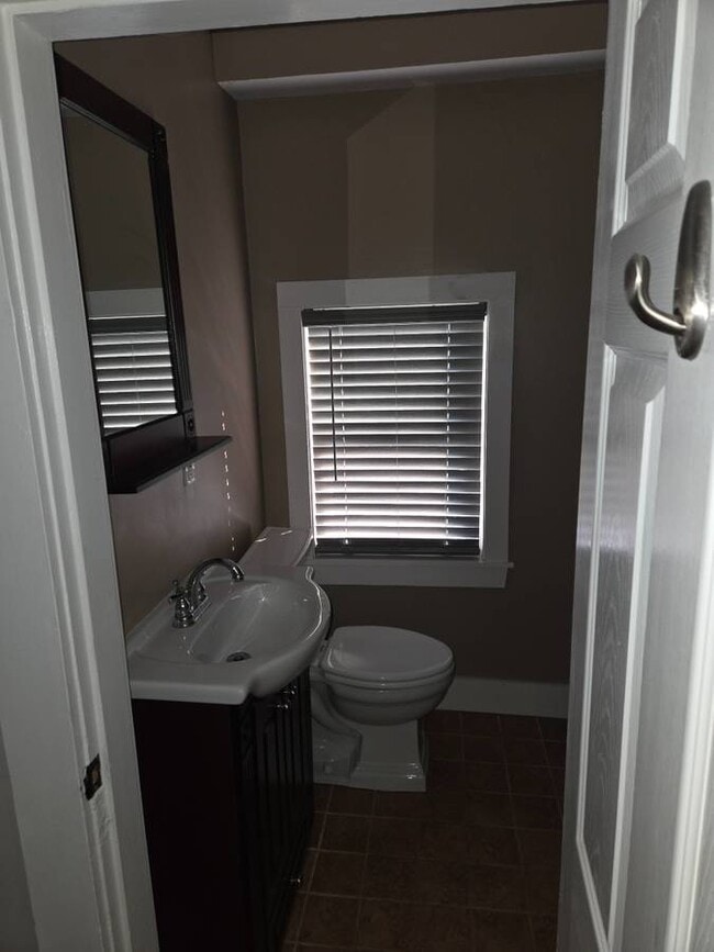 Building Photo - 2-22 Pearl St