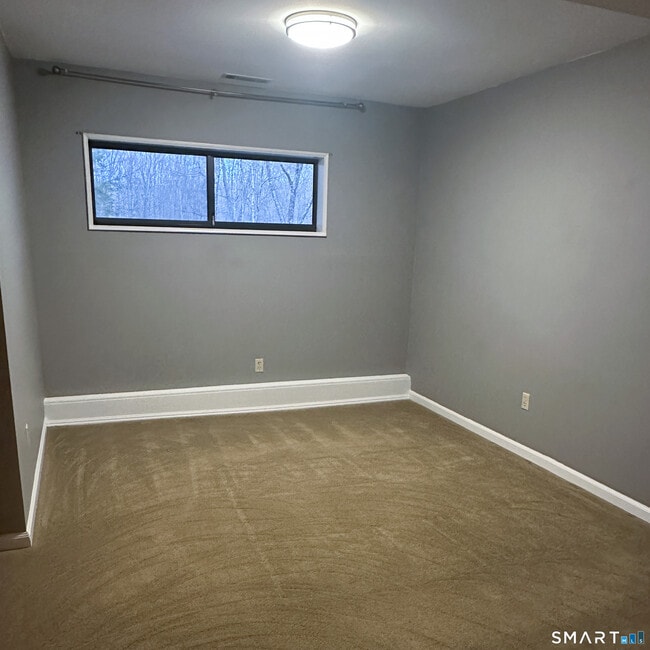 Building Photo - 6 Cove Rd