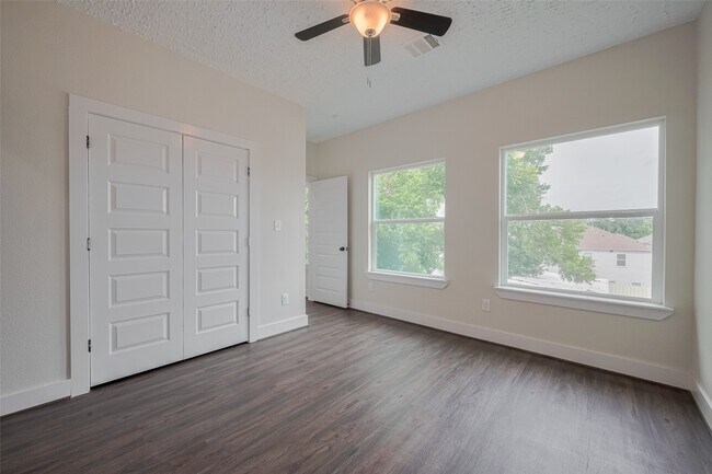Building Photo - 2206 Hoskins Dr