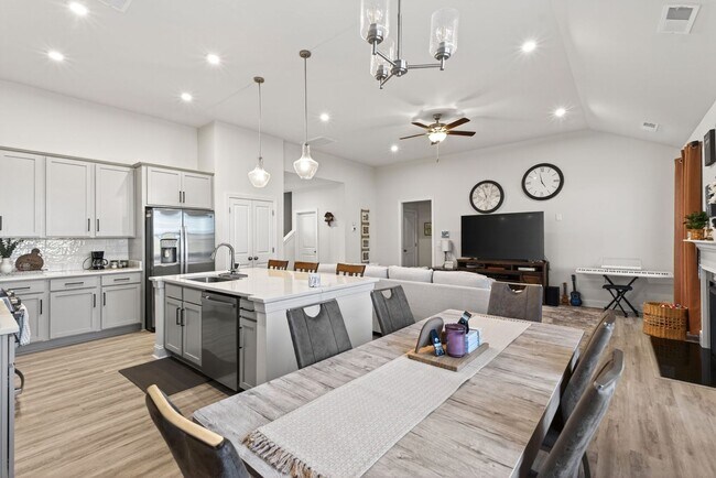 Building Photo - Like New 4BR Ranch with Modern Finishes & Prime Location in Elgin