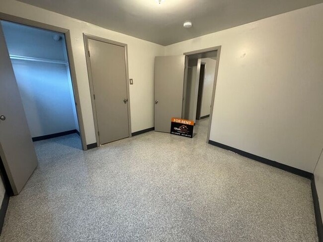 Building Photo - 4 Bedroom 2 Bath Duplex- Dog Friendly