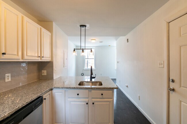 Building Photo - 305 N 41st St