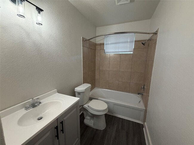 Building Photo - 15931 Kenbrook Dr