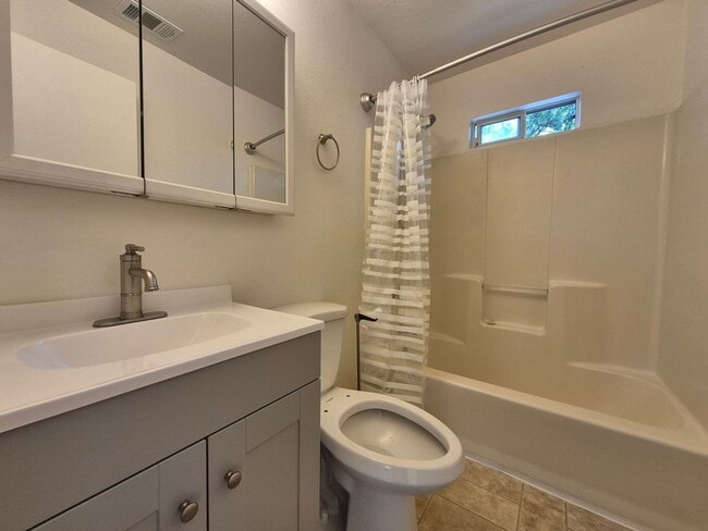 Building Photo - 2 Bedroom for Rent