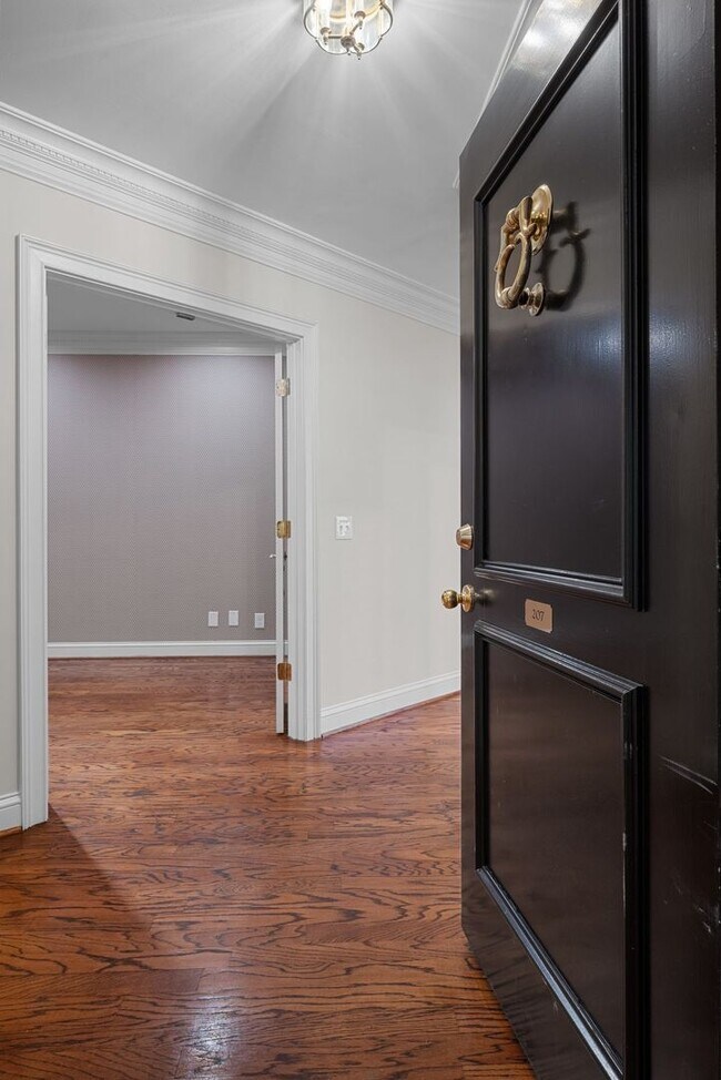 Building Photo - Newly Renovated Condo in The Westende with...