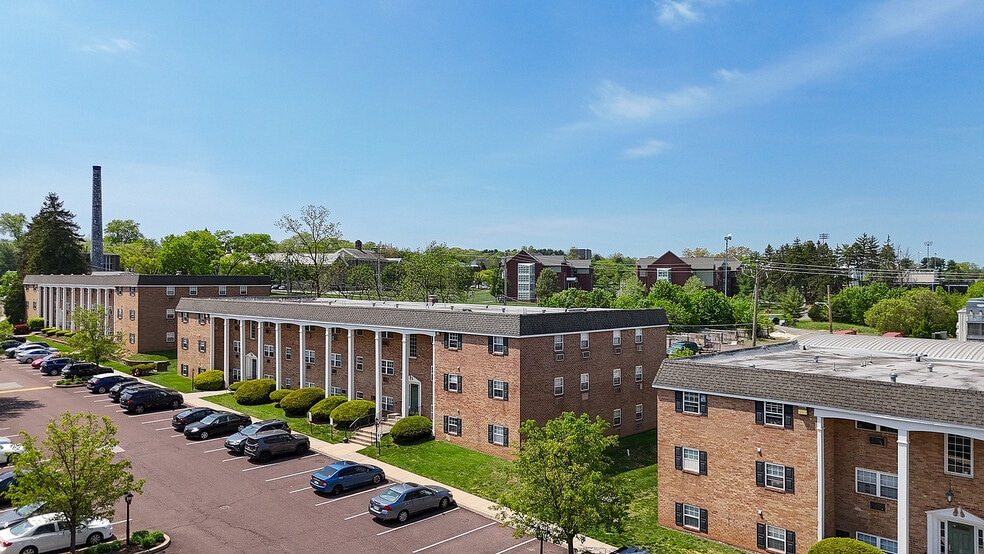 Primary Photo - College Arms Apartments