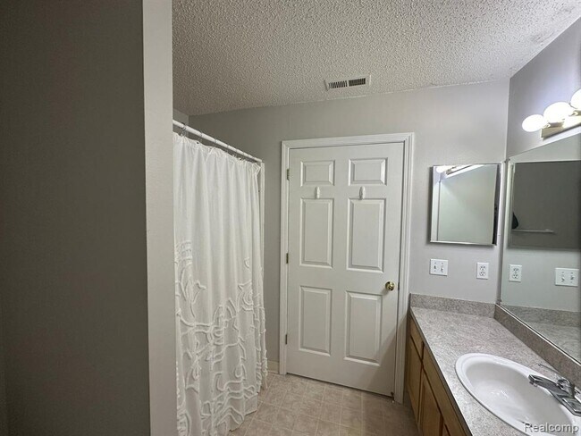 Building Photo - 12101 Pinehurst Ln