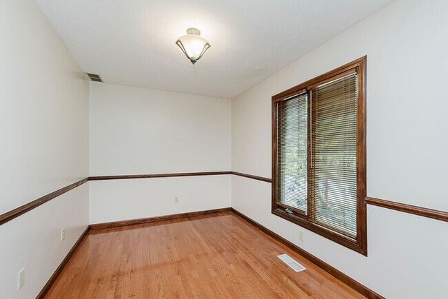 Building Photo - Large Executive Home in Carmel Schools
