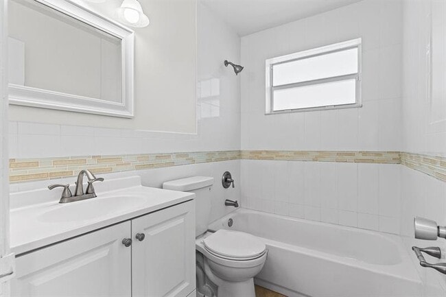 Building Photo - 2741 NE 53rd St