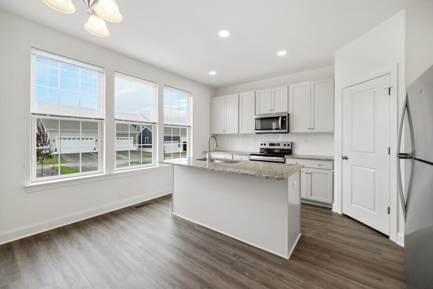 Building Photo - 851 Mapleton Ave