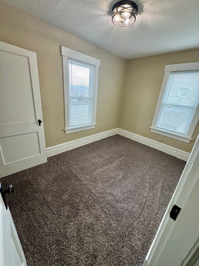 Building Photo - 2542 Glen Echo Dr