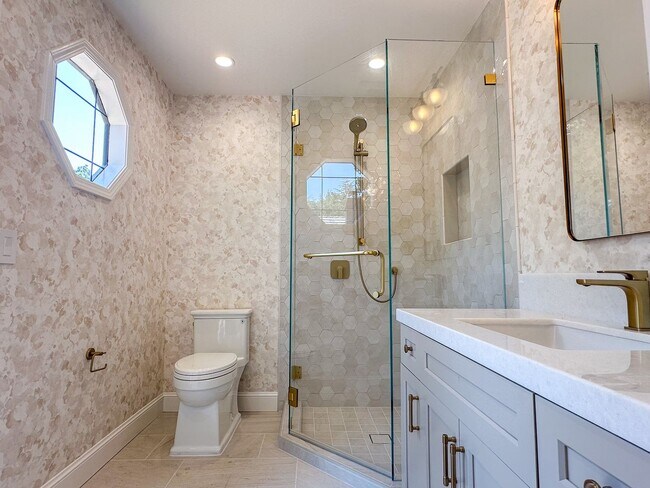 Building Photo - Exceptional Executive Estate With Pool and Tennis Court