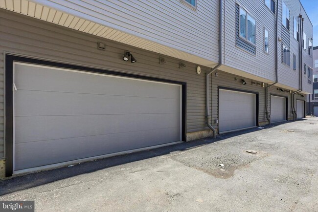 Building Photo - 3016 S Northbank Pl