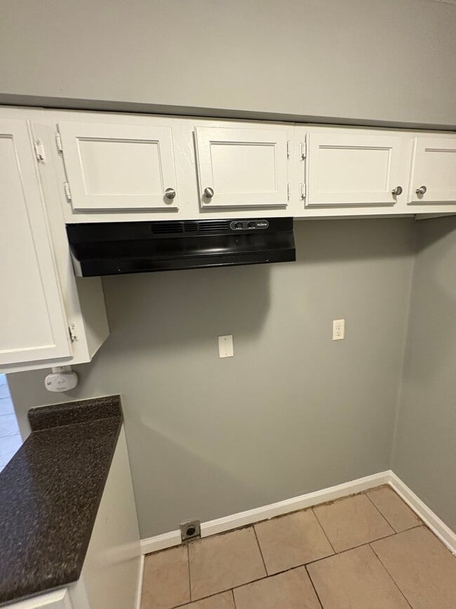 Building Photo - This 2BR/1BA includes a nice-sized living area, an ample kitchen, a fenced-in