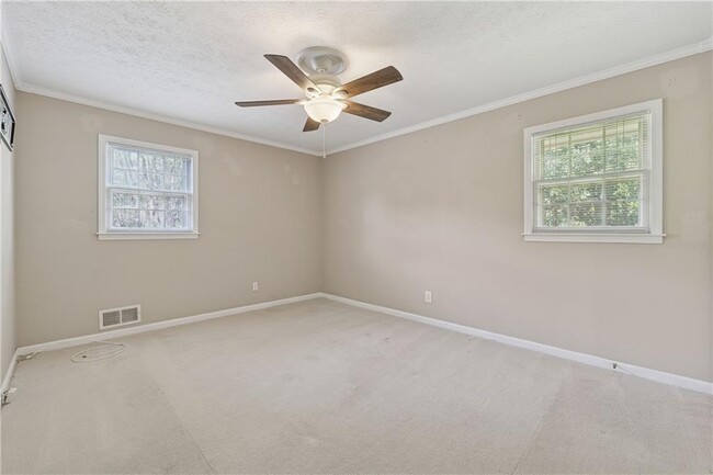 Building Photo - 345 Meadow Dr