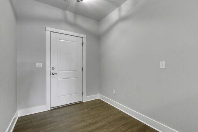 Building Photo - Charming 3-Bed, 2.5-Bath Townhouse Gem in ...