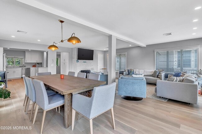 Building Photo - 637 Beacon Blvd