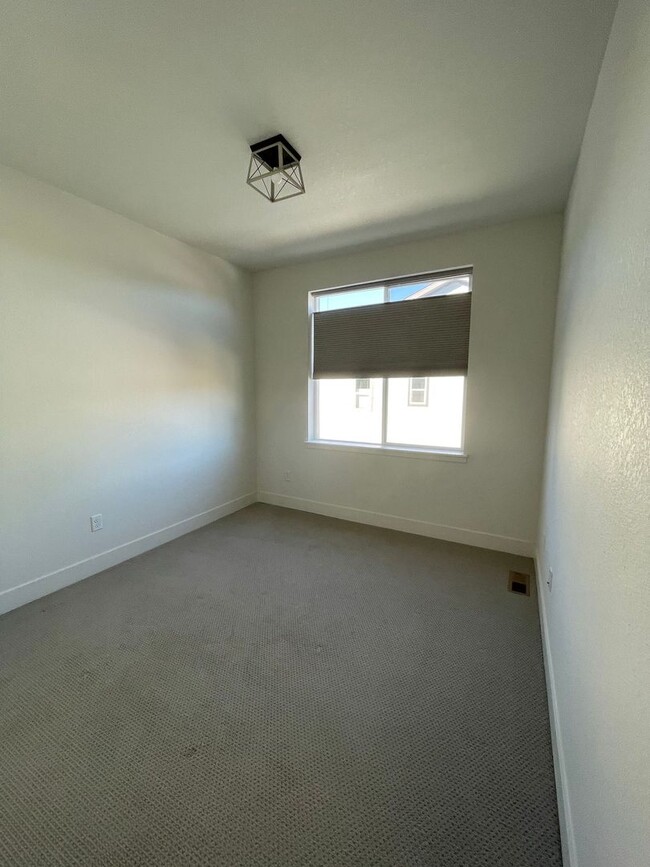 Building Photo - 2234 Central Pk Wy