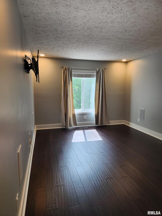 Building Photo - 3439 N Willow Ct