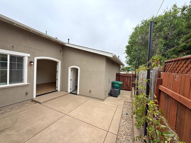Building Photo - 1099 Buena Vista Way